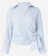 Blusa celeste a rayas verticales, de tricolina, con escote en pico cruzado, lazo lateral, mangas largas y cuello solapa.
