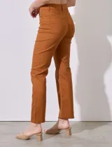 Pantalón de jean color ladrillo, corte recto, tiro alto, con bolsillos delanteros y traseros.