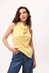 Top sin mangas con cuello halter y estampado a rayas verticales en tonos pastel.