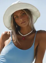 Collar corto con cuentas de disco de fimo blancas y dije de estrella de mar roja con lunares blancos.