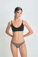 Colaless con estampado animal print en tonos rosa y negro.