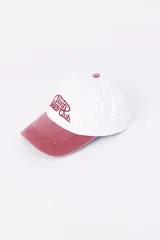 Gorra de béisbol blanca con visera y botón superior color rojo. Presenta bordado frontal con la palabra "Chaos" en rojo.