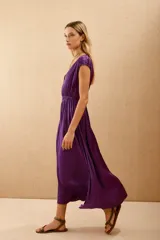 Vestido largo negro con escote en V y mangas cortas caídas.