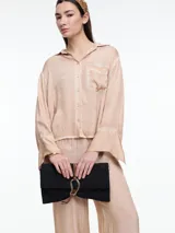 Camisa gris de manga larga confeccionada en viscosa teñida en frío, con efecto gastado. De corte relajado, con bolsillo delantero y puños amplios.