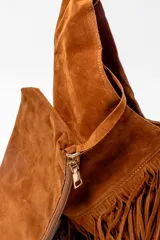 Bolso negro de gamuza con flecos y monedero con cierre.
