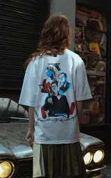 Remera blanca de corte oversize con cuello redondo y manga corta. Presenta un estampado minimalista en el pecho con la frase "Au revoir, shoshanna!" en tipografía negra.