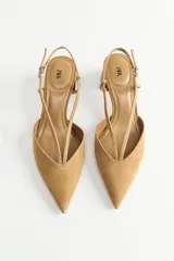 Zapato destalonado color beige de serraje, con punta fina, doble tira con hebilla ajustable al tobillo y tacón medio bloque de madera.