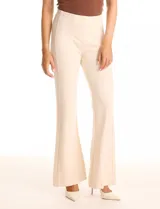 Pantalón wide leg color beige de tiro alto con cintura elastizada y costura central pespuntada a lo largo de la pierna.