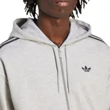 Canguro Adidas Adicolor gris melange con cierre frontal, capucha con cordón de ajuste y bolsillos laterales. Presenta las tres tiras características de la marca en color negro a lo largo de las mangas y el logo bordado en el pecho.