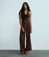 Pantalón femenino de tiro alto, color marrón oscuro, estilo wide leg con pliegues frontales y cintura fruncida con cinturón elástico.