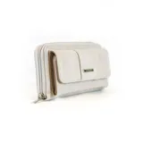 Billetera larga color beige, con solapa y broche a presión. Tiene un compartimento frontal con tarjeteros, visor y bolsillos, y un compartimento posterior con monedero con cierre, tarjeteros y bolsillos. Incluye un bolsillo trasero con cierre.
