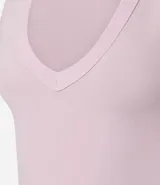 Blusa básica sin mangas color blanco, confeccionada en algodón con elastano, con escote en V y textura acanalada.