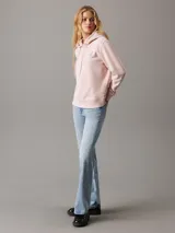 Buzo rosa claro de felpa de algodón con capucha y cordones ajustables. Tiene puños y bajo acanalados, y logo de Calvin Klein bordado en el pecho.