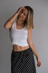 Pollera larga de fibrana color bordó con estampado de lunares blancos.