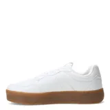 Zapatillas deportivas blancas acordonadas con suela marrón.