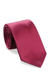 Corbata lisa color bordó confeccionada en poliéster.