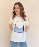 Remera blanca de algodón con estampado de una cartera azul con detalles en negro y rojo.