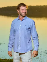 Camisa de hombre de corte clásico, con cuello italiano sin botones y mangas largas. Diseño a rayas verticales azules y blancas. Confeccionada en 100% algodón.