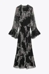 Vestido largo negro con estampado paisley, escote en pico, mangas largas acampanadas con volantes y cintura elastizada con cordón ajustable.
