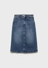 Falda midi de jean azul con corte recto y abertura frontal.