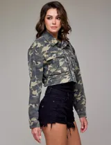 Campera de jean estampada con animal print de leopardo en tonos beige y gris, marca Hidden. Tiene cuello solapa, abertura frontal con botones metálicos, bolsillos delanteros y ruedo elastizado en la espalda.