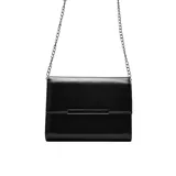 Cartera de mano negra con correa de cadena plateada, cierre con broche metálico y detalle de barra plateada en el frente.