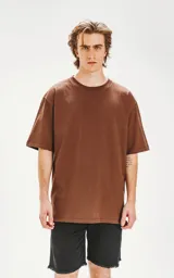 Remerón marrón de corte extra oversize y hombros caídos, confeccionado en algodón premium americano muy suave al tacto y cuello rib al tono en formato redondo y doble costura al tono del color base.