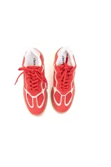 Championes rojos de cuero vacuno con detalles en blanco y suela color caramelo.