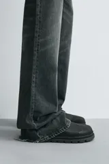 Zueco negro con capellada cerrada y suela track de goma.