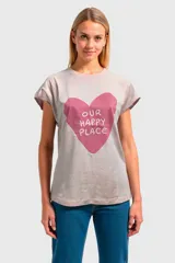 Remera negra con estampado frontal con la frase "I'm not like the rest I'm better" y labios estampados.