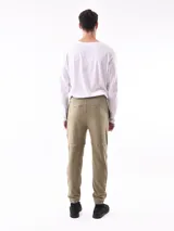 Pantalón de jogging color verde oliva con cintura elástica ajustable con cordón, bolsillos laterales y rodilleras reforzadas.
