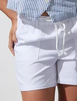 Short color beige de lino con pretina elastizada con cordón de ajuste, bolsillos inclinados delanteros y bolsillos aplicados traseros.