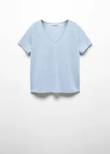 Remera celeste de lino con cuello en V y mangas cortas.