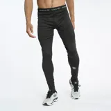 Calza deportiva ajustada Umbro color gris jaspeado, con cintura elástica que lleva el logo repetido de la marca. Presenta un pequeño logo Umbro en la parte inferior de la pierna.