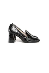 Mocasines negros de cuero brillante con punta cuadrada y taco revestido.