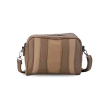 Bandolera rectangular de cuero sintético color marrón con paneles verticales en tonos beige y marrón. Tiene correa larga regulable y cierre superior.