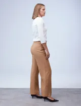 Pantalón negro de pierna ancha, marca Zac & Rachel. Pretina ancha con aplique de botones y bolsillos simulados con tachas.