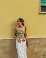 Collar corto con cordón de algodón color menta y flores de bronce.