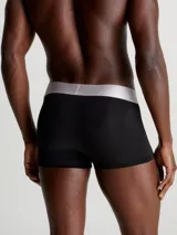 Pack de tres bóxers Calvin Klein de corte bajo, confeccionados en microfibra negra con cinturilla elástica plateada con el logo de la marca.