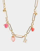 Collar corto dorado con cadena de eslabones y dijes de frutas: cereza, manzana, frutilla y durian.