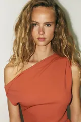 Vestido midi marrón de cuello asimétrico drapeado y sisa americana.