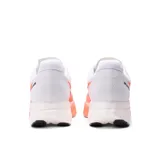 Championes de running New Balance FuelCell SuperComp Elite v4, color blanco con detalles en naranja y logo "N" en negro. Diseñados para alto rendimiento en carreras de larga distancia.