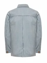 Chaqueta de trabajo a rayas verticales azules y blancas, con cuello camisero, cierre abotonado, mangas largas y bolsillos de parche.