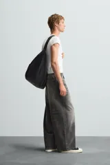 Pantalón de jean azul grisáceo con efecto lavado, corte amplio y tiro alto.