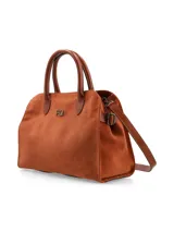 Cartera de cuero gamuza color marrón, con doble asa corta y correa larga desmontable. Tiene logo metálico de la marca en el frente, cierre central, bolsillo exterior con cierre y bolsillo interior con cierre.