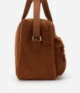 Bolso tipo valija grande color marrón de terciopelo cotelé con bolsillos delanteros, correa de mano y asa larga de gorgorán.