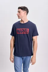 Remera de manga corta azul marino con estampado del logo de Marvel en rojo.