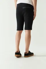 Short de felpa azul marino para hombre, con bolsillos con cierre, logo estampado y cintura ajustable.