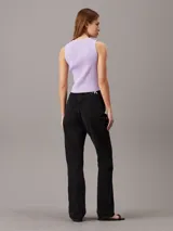 Remera Calvin Klein color lila de lyocell de canalé, corte slim, sin mangas y con cuello redondo.