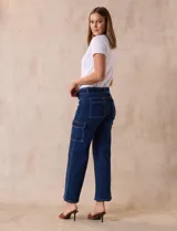 Jean cargo de denim azul oscuro, marca Angels of Difference. Tiro medio, pierna recta, pretina con pasadores, botón y cierre. Cinturón con hebilla metálica. Delantera, laterales y trasera con bolsillos.